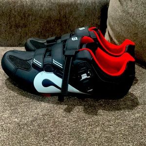 Size 46 Pelaton cycling shoes. Men’s size 12. Wore two times.